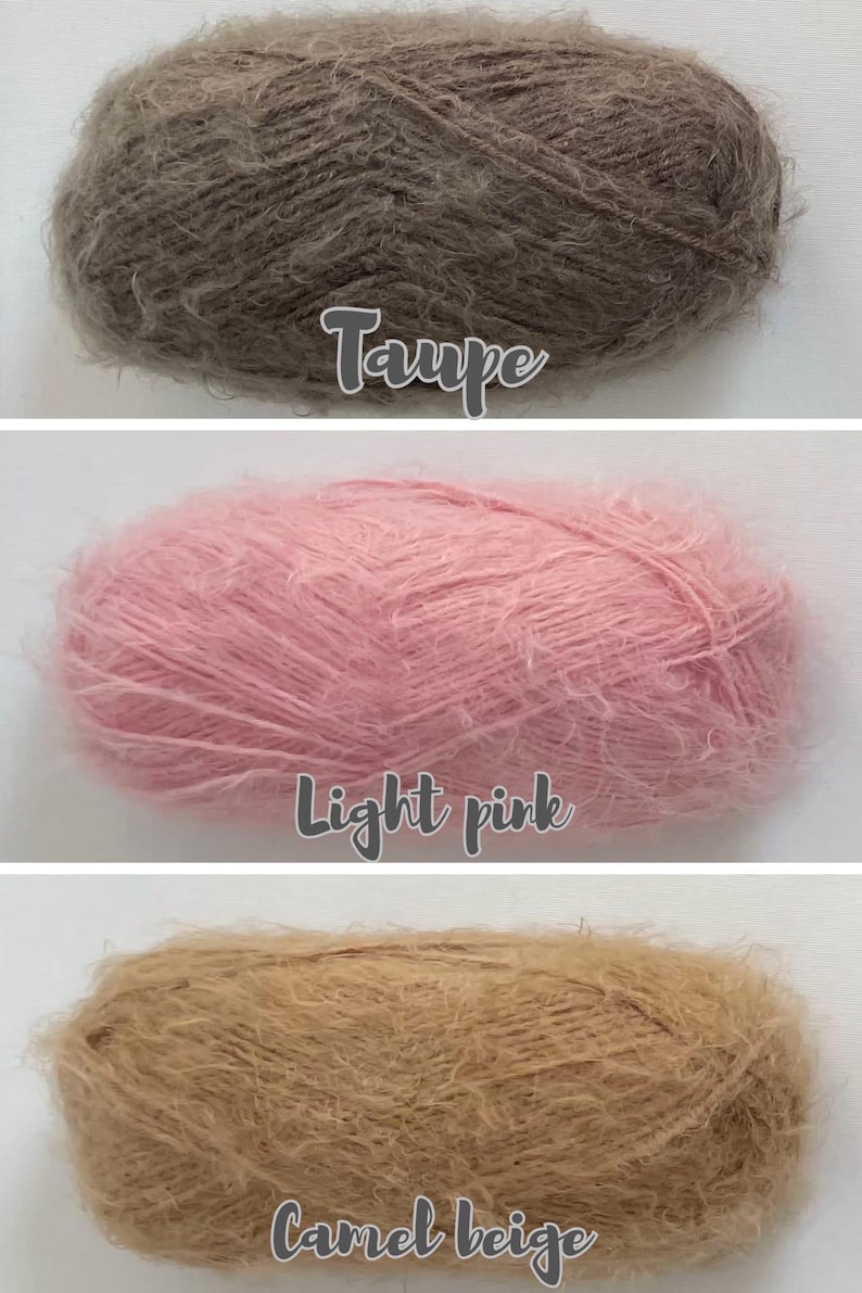 Op de afbeelding: Drie bollen garen in verschillende kleuren. De bovenste bol is taupe, de middelste bol is lichtroze en de onderste bol is kameelbeige. De namen van de kleuren staan onder elke bol garen.