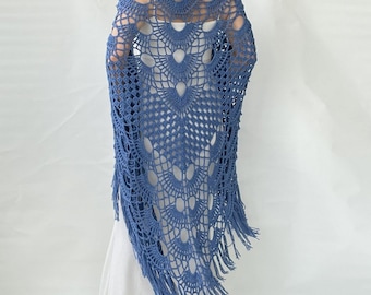 Châle bleu, écharpe couleur denim, écharpe en coton à franges, tenue d'été de soirée, cadeau pour elle, écharpe bohème en dentelle, châle au crochet fait main