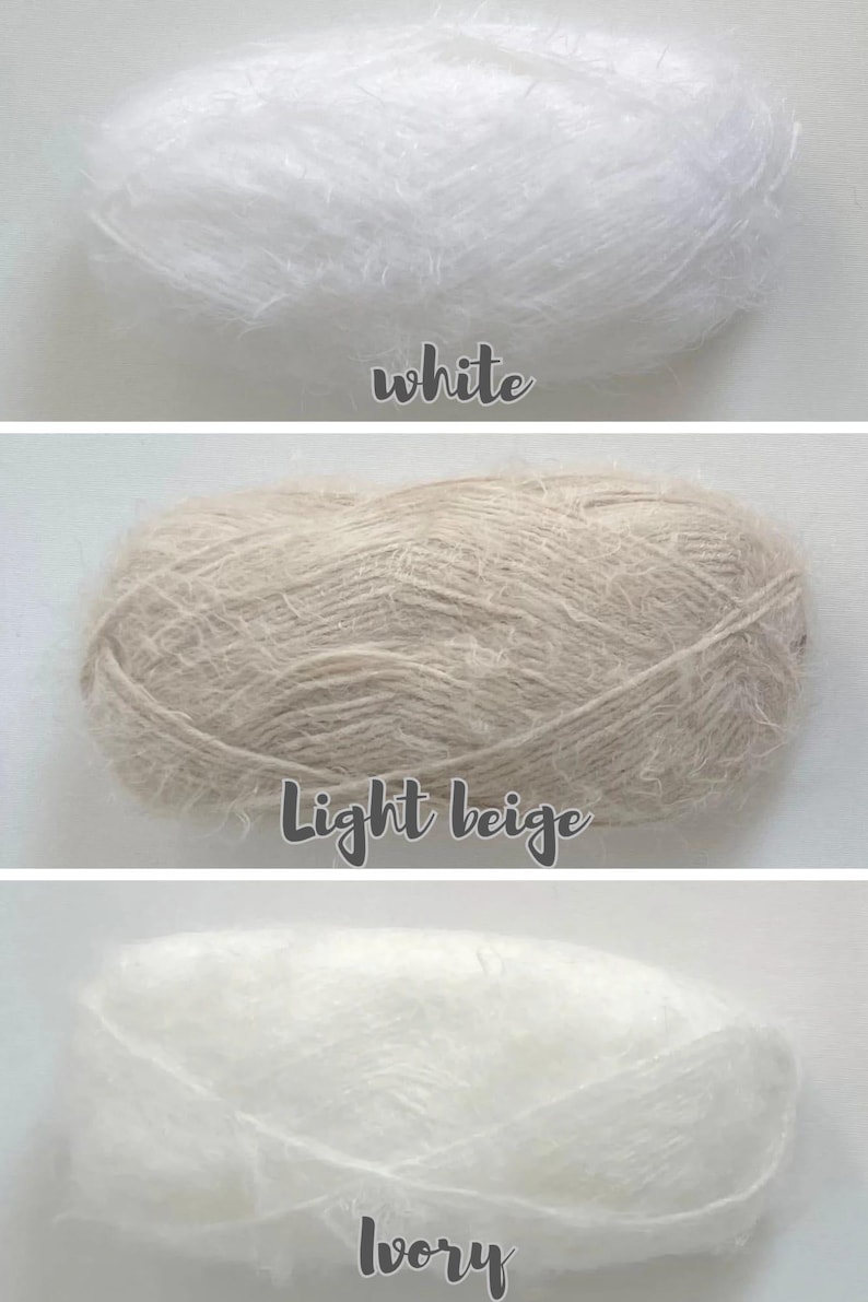 Op de afbeelding: Drie bollen garen in wit, lichtbeige en ivoor. Het woord "white" staat onder de bovenste bol. De middelste bol is gelabeld met "Light beige". De onderste bol is gelabeld met "ivory".