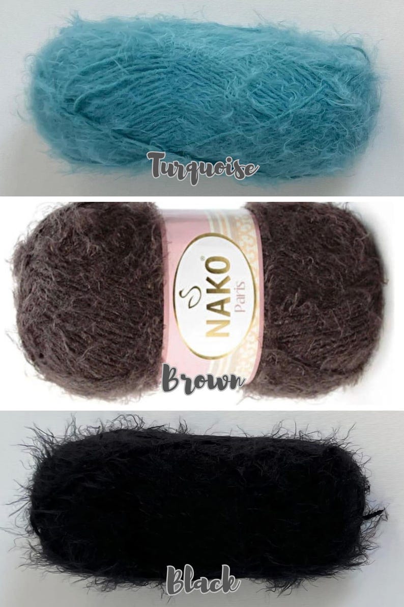 Op de afbeelding: Drie bollen zacht garen in turquoise, bruin en zwart. Het turquoise garen is gemarkeerd met "Turquoise". Het bruine garen heeft een label met "NAKO Paris Brown". Het zwarte garen is gemarkeerd met "Black".