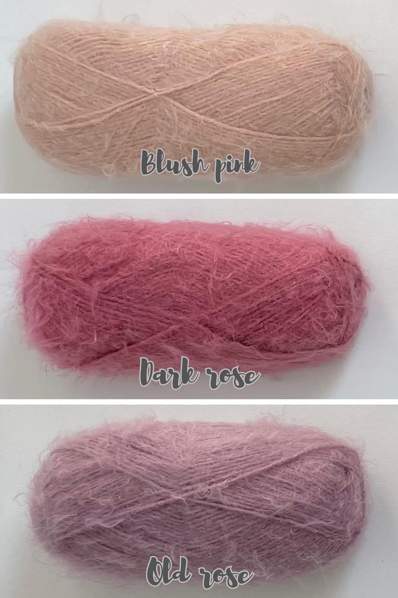 Op de afbeelding: Een set van drie keramische mokken met een gespikkelde, matte afwerking. Elke mok heeft een andere kleur: lichtblauw, cr&egrave;me en grijs. De mokken hebben een eenvoudig, modern ontwerp, voor koffie of thee.
