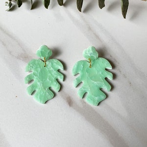 KLEI OORBELLEN + jade + cadeau voor vrouw + statement + bungelen + blad + jungle + lichtgewicht + druppel + groen + meisje + bos + monstera oorbellen