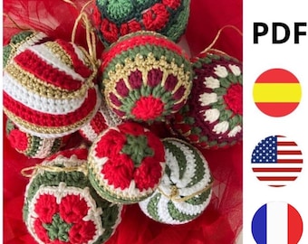 Puede incluir: Una colección de adornos navideños hechos a mano en crochet, en rojo, blanco y verde. Los adornos presentan varios patrones, incluyendo rayas, flores y diseños geométricos.