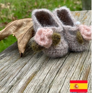 Crochet baby booties tutorial, in Spanish and English, with step-by-step instructions, charts, and numerous photos. Crochet baby shoes.