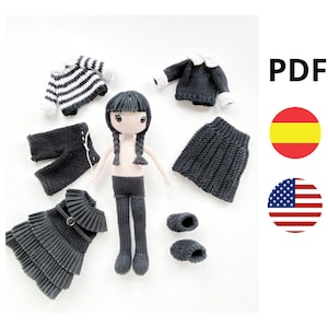 Peut inclure: Une poupée en crochet avec des cheveux noirs et un corps rose portant une jupe noire et des collants. La poupée est entourée de divers vêtements en crochet, dont un pull rayé noir et blanc, un pull noir avec un col blanc, une jupe noire et des chaussures noires.