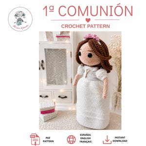 Könnte beinhalten: Eine Häkelpuppe mit braunen Haaren, einem rosa Blumenkopfschmuck und einem weißen Kleid mit einem kleinen Kreuzanhänger. Der Text 1a COMUNIÓN CROCHET PATTERN steht über der Puppe, ergänzt durch die Symbole PDF PATTERN, ESPAÑOL ENGLISH FRANÇAIS und INSTANT DOWNLOAD.
