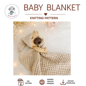 Puede incluir: Un patrón de tejido para manta de bebé con un doudou de oso a crochet en color beige, hocico marrón oscuro y gorro de dormir a juego. El texto dice BABY BLANKET, KNITTING PATTERN, PDF PATTERN, ESPAÑOL, ENGLISH, FRANÇAIS, INSTANT DOWNLOAD.