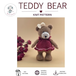 Puede incluir: Un oso de peluche tejido de color marrón que lleva un vestido rojo oscuro con un borde blanco y un pequeño lazo color crema en la cabeza. El texto TEDDY BEAR KNIT PATTERN aparece arriba, con iconos de PDF PATTERN, ESPAÑOL ENGLISH FRANÇAIS e INSTANT DOWNLOAD.
