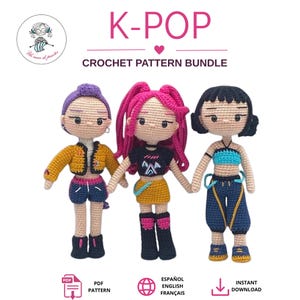 Puede incluir: Tres muñecas de ganchillo con tonos de piel beige, cada una con atuendos distintos. La muñeca de la izquierda tiene el pelo morado, una chaqueta amarilla y pantalones cortos oscuros. La muñeca central tiene el pelo rosa y un top negro.