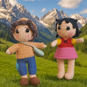 Puede incluir: Dos muñecos de ganchillo hechos a mano, un niño y una niña, de pie sobre hierba verde con un fondo de montaña. El muñeco del niño lleva un sombrero marrón, una camisa naranja, pantalones azules y una bolsa azul. La muñeca de la niña lleva un top rojo, una falda rosa y pelo negro.