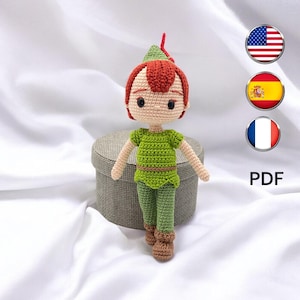 Puede incluir: Patrón de amigurumi de crochet para Peter Pan, un personaje verde y marrón con un sombrero rojo. El patrón está disponible en inglés, español y francés. Descarga PDF.
