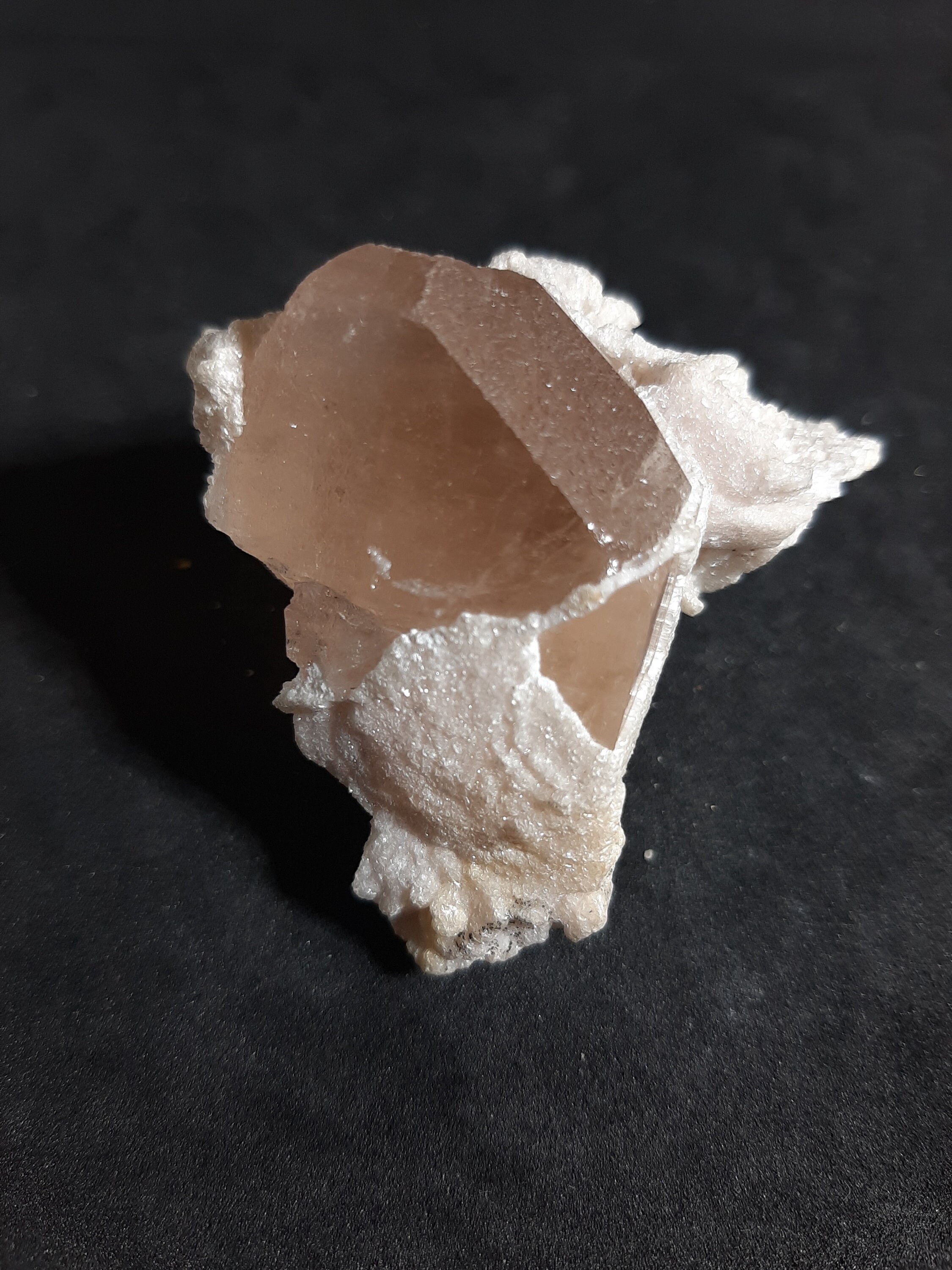 Cristal sur Roche Mère de Topaze