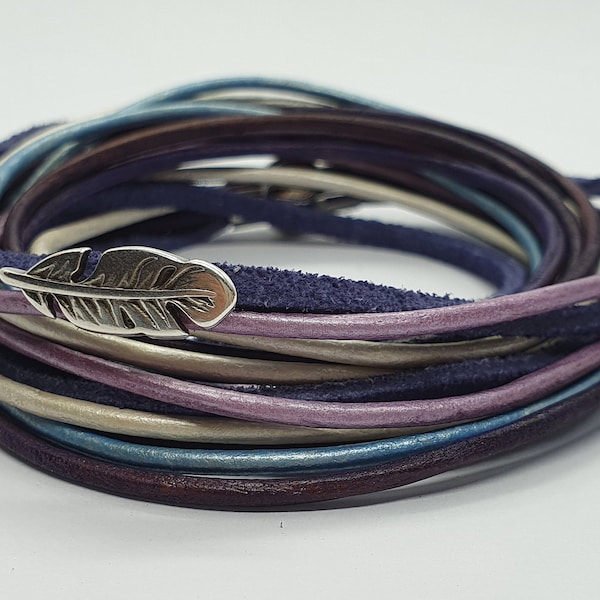 Bracelet en cuir bleu violet / bracelet enveloppant avec plume