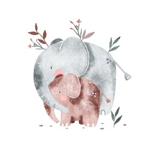 Könnte beinhalten: Eine Aquarell-Illustration eines grauen Elefanten mit einem kleineren rosa Elefanten, der sich an ihn schmiegt. Die Elefanten sind von braunen und grünen Blättern und Blumen umgeben.