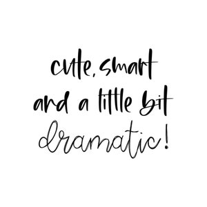 Könnte beinhalten: Schwarz-weißer handgeschriebener Text mit der Aufschrift "cute, smart and a little bit dramatic!"