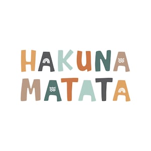 Könnte beinhalten: Eine bunte Illustration des Satzes "Hakuna Matata" mit jedem Buchstaben in einer anderen Farbe und einem anderen Muster. Die Buchstaben sind in einem verspielten, handgezeichneten Stil gehalten.