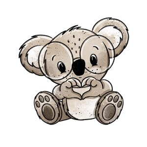 Könnte beinhalten: Ein Cartoon-Koala, der eine runde Brille trägt und mit seinen Pfoten eine Herzform macht. Der Koala ist braun und hat eine hellbraune Nase und schwarze Augen.