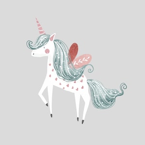 Könnte beinhalten: Ein weißes Einhorn mit einem rosafarbenen Horn und einer blaugrünen Mähne und einem blaugrünen Schwanz. Das Einhorn hat rosa Herzen auf seinem Körper und einen rosafarbenen und grünen Blütenflügel.