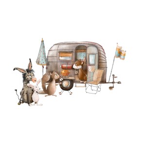 Könnte beinhalten: Ein Vintage-Wohnwagen mit einem Fuchs, einem Esel, einem Kaninchen und einem Eichhörnchen, die davor stehen. Der Wohnwagen hat eine braune und weiße gestreifte Markise und eine gelbe Flagge mit einem weißen Stern.