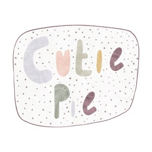 Könnte beinhalten: Ein weißer Hintergrund mit einem braunen Umriss eines abgerundeten Rechtecks. Im Inneren des Rechtecks befindet sich der Text "Cutie Pie" in verschiedenen Farben und Schriftarten.