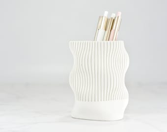 Minimalistischer Stifthalter, Riffel Vase, Stiftehalter aus Weiss Beton, Schreibtischorganisation, Schreibtischaufbewahrung, Betondeko