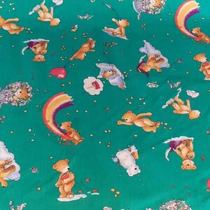 Pode incluir: Um tecido turquesa com um padrão repetido de ursos de peluche marrons segurando balões, corações e arco-íris. Os ursos são cercados por pequenas nuvens brancas e estrelas douradas.