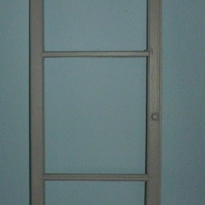 upcycling recycling Fenster Rahmen in hellem grau
