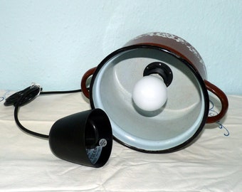 Lampada pendente realizzata con una lampada a sospensione in vaso di smalto d'epoca