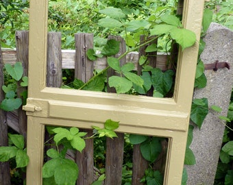 vintage Fensterrahmen mit altem Charme und neuer Farbe