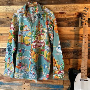 Impresionante camisa vintage de los años 90 con temática californiana de Uniform American Traditional Brand, talla L, fabricada en Italia, "Born in the States", muy buena calidad.