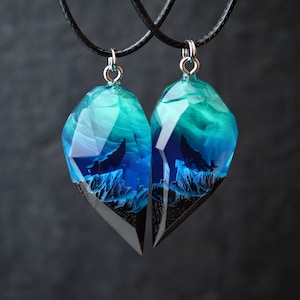 Hjärthängen i träharts med berg och vargar. Ekologiska epoxismycken. Perfekt present till henne. För både man och kvinna.