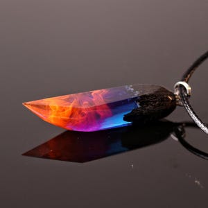Collier fait main avec pendentif en bois et résine - Bijoux inspirés de la nature Aurora