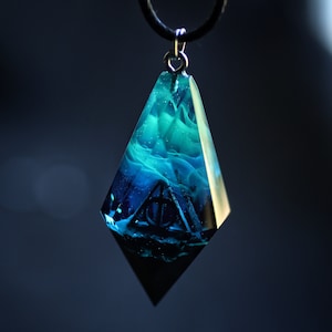 Colar de estilos de mago Pingente de mago Pingente de resina de madeira Aurora boreal Brilha no escuro Presente personalizado Presente de aniversário de 21 anos Pingente de jade