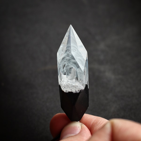 Collar con colgante de cristal de resina de madera