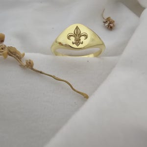 Anillo de flor de lis, delicado sello de plata de ley, anillo heráldico francés europeo con lirio personalizado, anillo llamativo de moda (12 estilos)