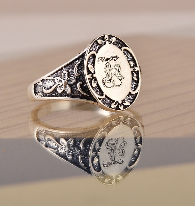 Anillo de sello inicial personalizado oxidado de plata de ley Etsy Anillo de sello inicial personalizado oxidado de plata de ley Etsy