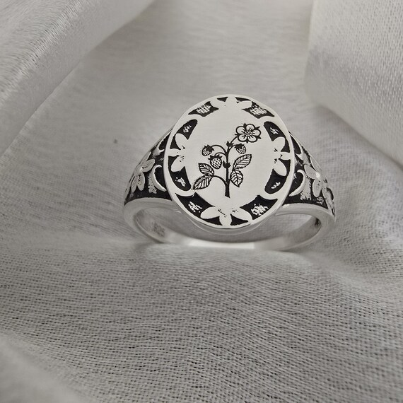 Strawberry Flower Ring, Personalized Floral Signet Ring, Flower 