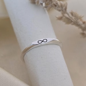 Anillo de plata de ley con el símbolo del infinito / Anillo pequeño con el símbolo del infinito grabado / Anillo de promesa / Joyería minimalista / Regalo para ella