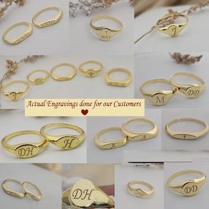Puede incluir: Una colecci&oacute;n de anillos de sello dorados con varios grabados de iniciales, fechas y s&iacute;mbolos. Los anillos tienen un acabado pulido y se muestran sobre un fondo claro. Tambi&eacute;n se ve el texto "Actual Engravings done for our Customers".