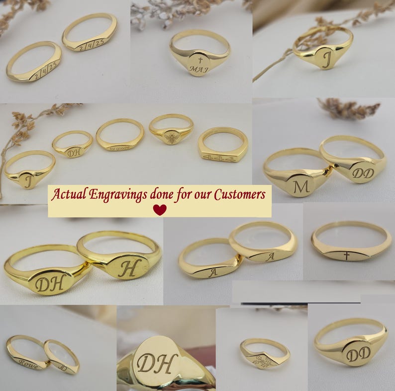 Puede incluir: Una colecci&oacute;n de anillos de sello dorados con varios grabados de iniciales, fechas y s&iacute;mbolos. Los anillos tienen un acabado pulido y se muestran sobre un fondo claro. Tambi&eacute;n se ve el texto "Actual Engravings done for our Customers".
