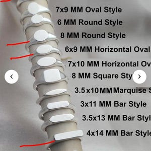 Puede incluir: Una colección de anillos de sello plateados en un soporte cilíndrico. Los anillos presentan varias formas de cara: ovalado 6x8 mm, ovalado 7x9 mm, redondo 6 mm, redondo 8 mm, ovalado horizontal 6x9 mm, ovalado horizontal 7x10 mm, cuadrado 8 mm, marquesa 3,5x10 mm, barra 3x11 mm, barra 3,5x13 mm, barra 4x14 mm y corazón 8 mm.