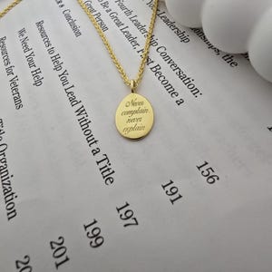 Naszyjnik z cytatem, spersonalizowane cytaty, spersonalizowana biżuteria z wiadomością, delikatny minimalistyczny cytat grawerowany 10*12 mm, prezent dla mamy, żony, srebrne wisiorki