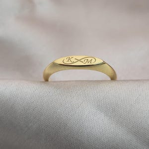 Anillo grabado con iniciales de infinito / Anillo apilable personalizado / Iniciales dobles / Regalo para el Día de la Madre / Regalo para ella / Parte trasera grabable