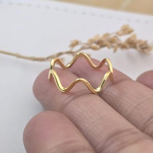 Vågig ring | Vågig ring i 14 karat guld | Stapelring i krusningar | Krokig ring | Minimalistisk ring | Present till henne | 925 stämplad