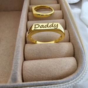 Anillo de oro de 14 quilates con palabra personalizada, sello con inicial, anillo para papá, anillos minimalistas con un toque delicado, anillos apilables con grabado interior gratuito.