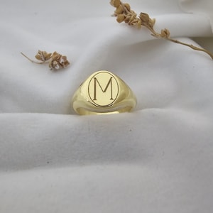 Anel inicial ouro 14K, joias com iniciais personalizadas, inicial personalizada gravada, anéis de sinete mindinho, anéis femininos, presente de Natal para a mãe