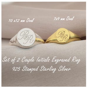 Puede incluir: Dos anillos de sello ovalados, uno plateado y otro dorado, cada uno grabado con iniciales. El anillo plateado mide 10x12 mm, y el anillo dorado mide 7x9 mm. El texto en la imagen dice: "Set of 2 Couple Initials Engraved Ring 925 Stamped Sterling Silver."