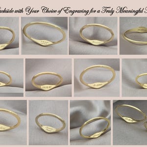 Op de afbeelding: Een collectie goudkleurige ringen met een plat, gegraveerd oppervlak op de ringband. Elke ring toont unieke aangepaste tekst of symbolen zoals datums, namen of zinnen zoals 'to the moon and back', 'forever', 'te amo', 'I love you' en 'Sisters'.