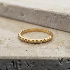 Anillo piramidal de oro de 14 quilates / Anillo minimalista apilable de 2,5 mm / Anillo en zigzag / Plata de ley