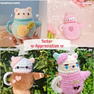 Pu&ograve; includere: Quattro peluche a forma di tazza da t&egrave; di gatto all'uncinetto in diversi colori e design. I peluche indossano tutti cappelli e hanno facce carine. Il testo "Tester Appreciation" &egrave; scritto al centro dell'immagine.